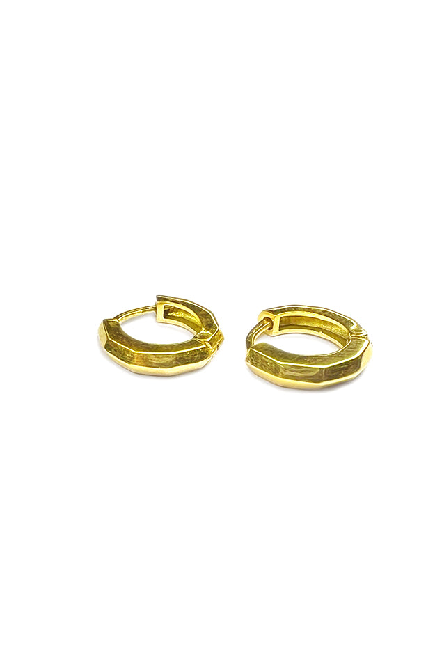 DUNE – Faceted Solid Gold Huggie Hoops
