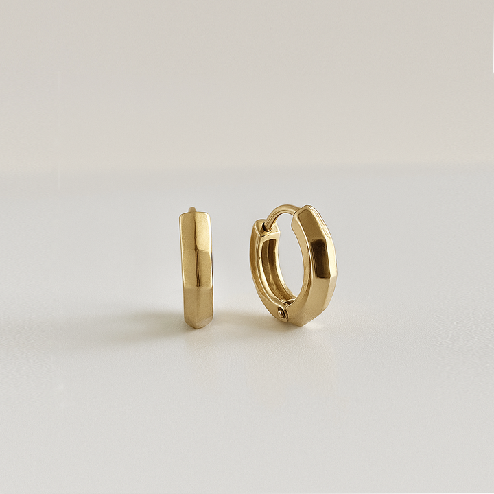 DUNE – Faceted Solid Gold Huggie Hoops