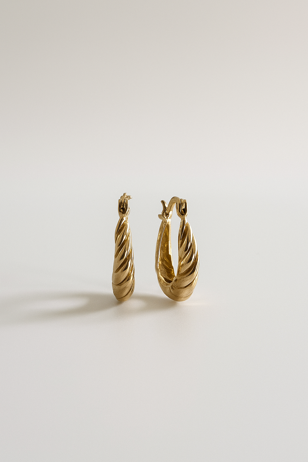 FLOW - Solid Gold Hoop Earring